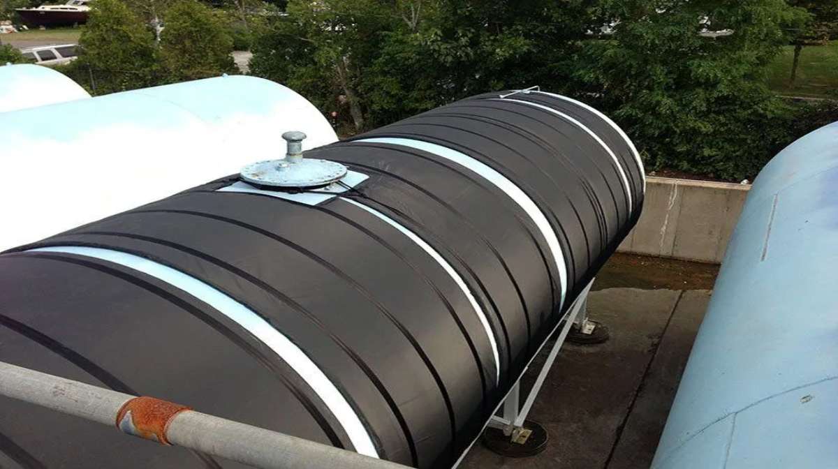 Thermal containers for water storage placed outdoors. 